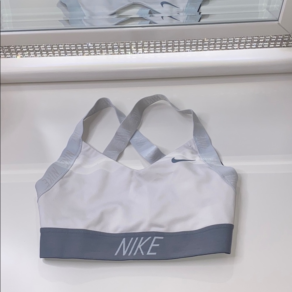 WHITE Nike sports bra 💙